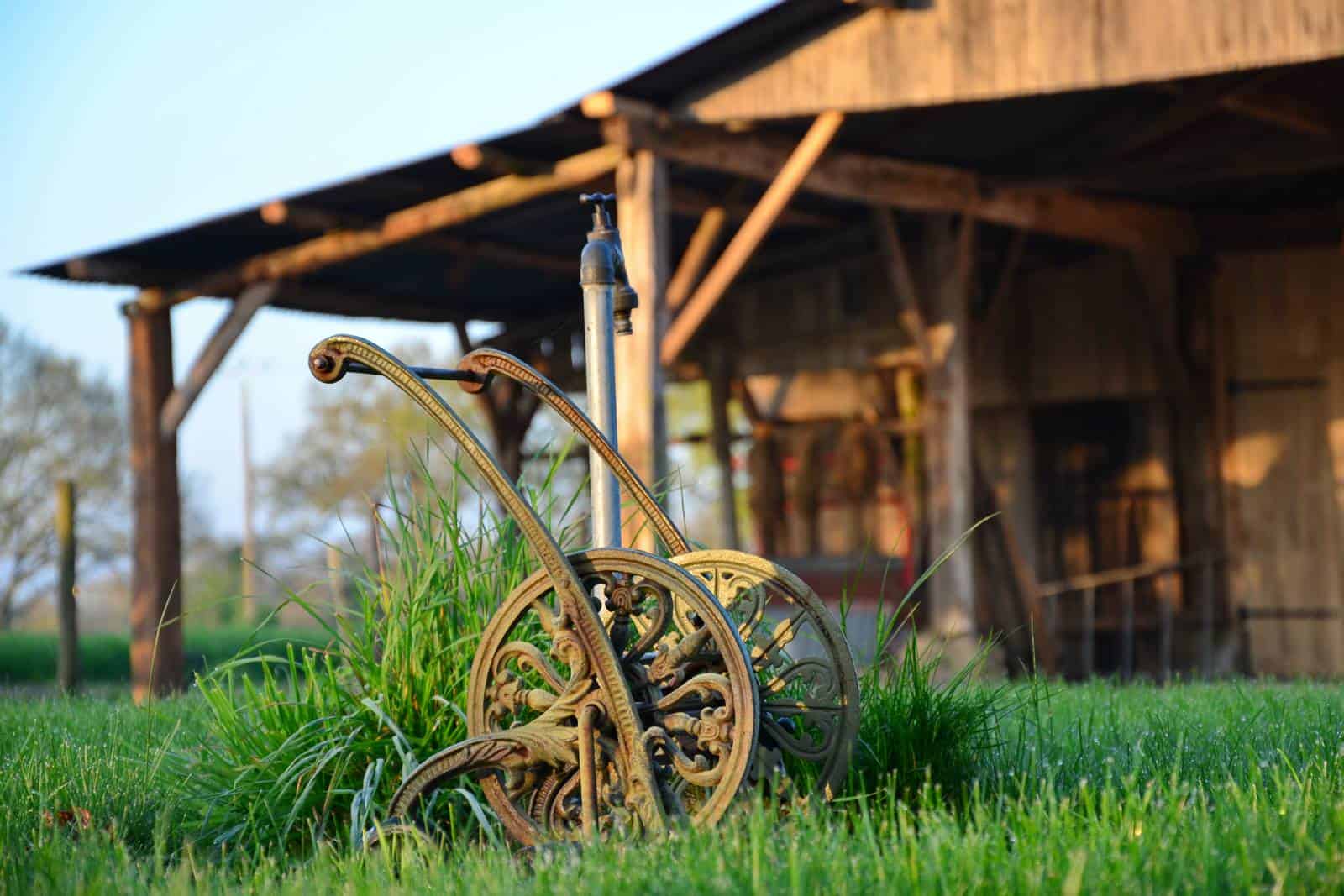 Ancien hangar et enrouleur de tuyau d'époque - gîte rural de Haute Forêt en Vallée du Loir