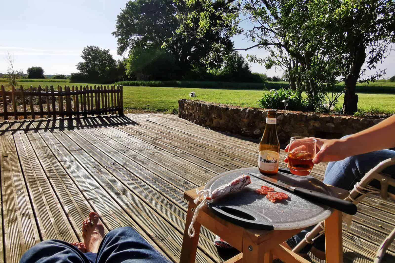 Apéritif sur la terrasse ensoleillée - gîte rural de Haute Forêt en Vallée du Loir