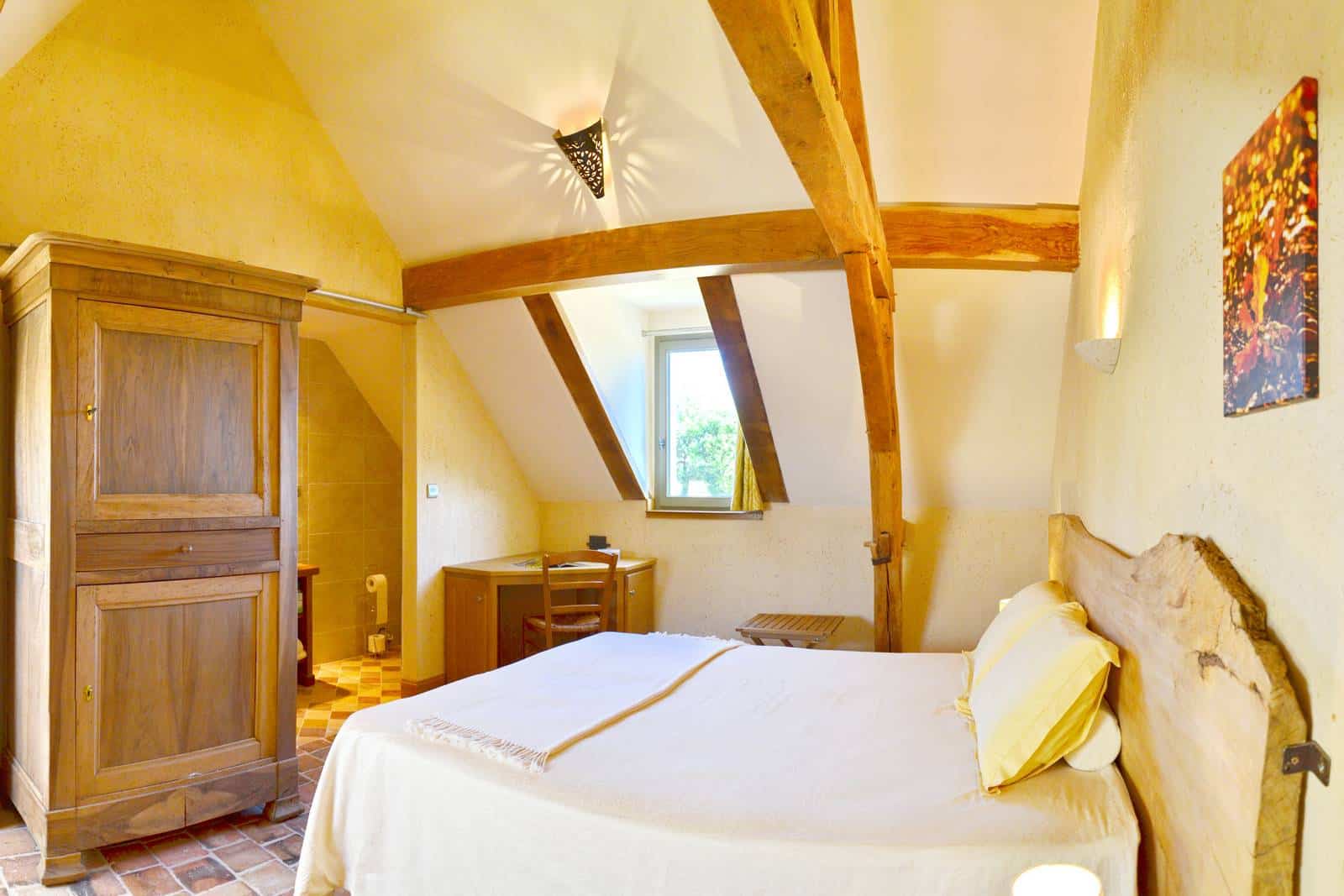 Chambre automne vue sur le lit et la salle de bain - gîte rural de Haute Forêt en Vallée du Loir