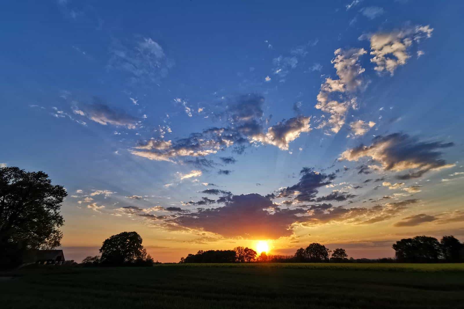 Magnifique coucher de soleil légèrement nuageux - gîte rural de Haute Forêt en Vallée du Loir