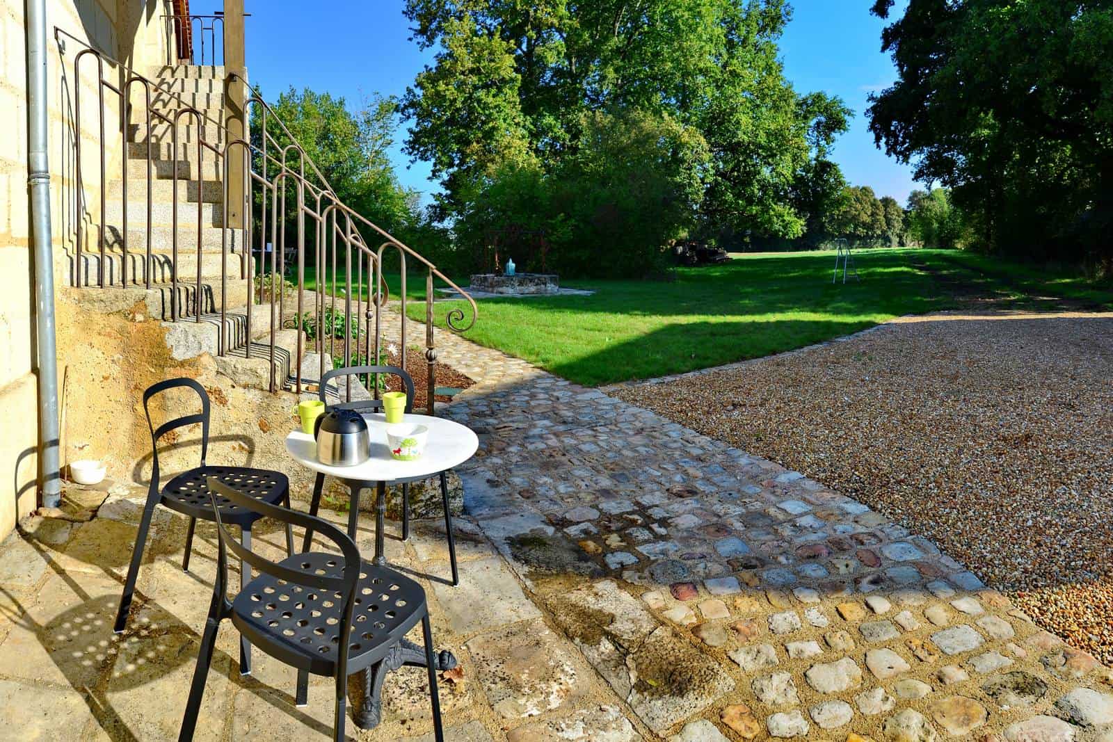 Terrasse au pied de l'escalier pour prendre le café - gîte rural de Haute Forêt en Vallée du Loir