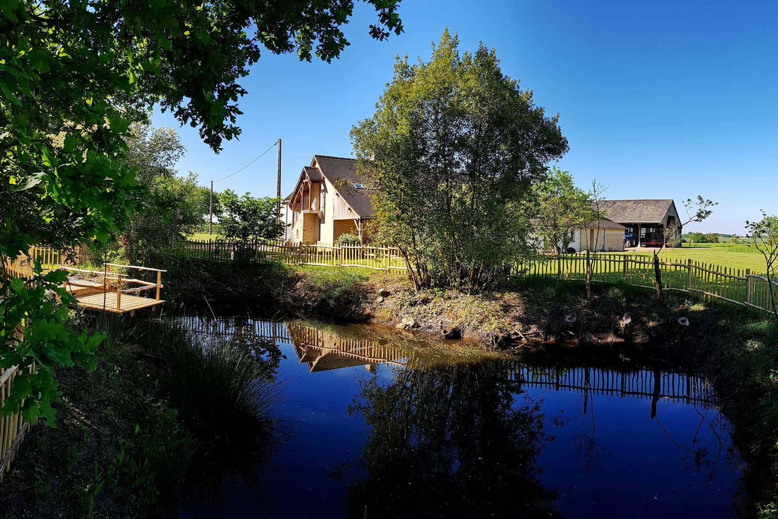 Une belle mare avec un ponton - gîte rural de Haute Forêt en Vallée du Loir