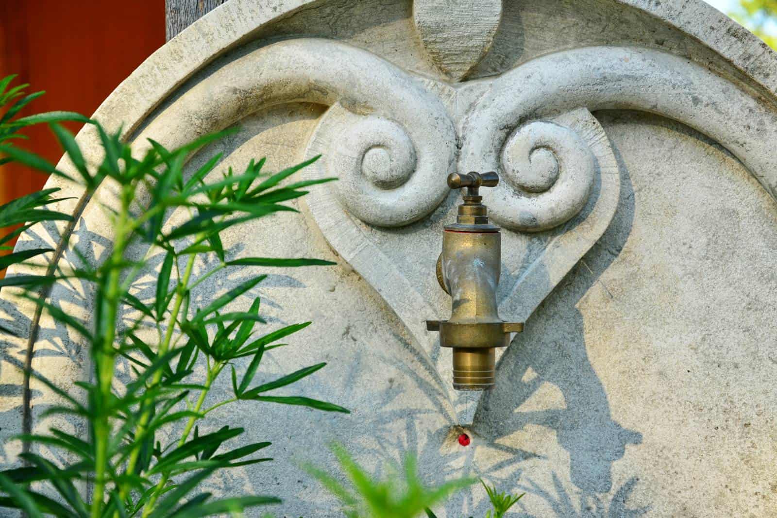 Une fontaine en guise de robinet - gîte rural de Haute Forêt en Vallée du Loir